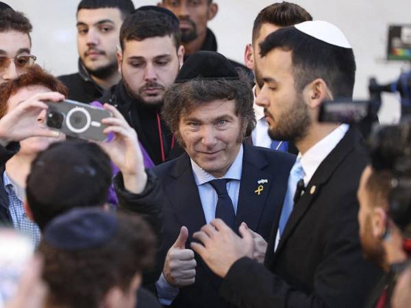 El presidente de Argentina, Javier Milei, se encuentra de visita en Israel donde acudió al Muro de las Lamentaciones, el último vestigio que queda del Segundo Templo, considerado el lugar más sagrado donde los judíos pueden orar, en la Ciudad Vieja de Jerusalén.