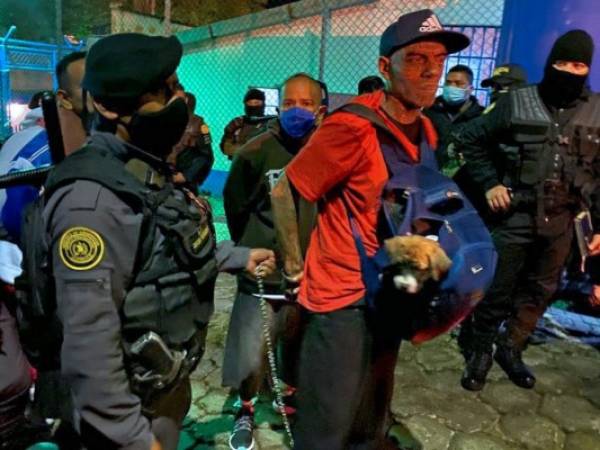 Guardias del sistema penitenciario (SP) fueron secuestrados por pandilleros dentro del penal El Infiernito contra el traslado de sus líderes para evitar extorsiones desde la cárcel. Foto: Agencia AFP.