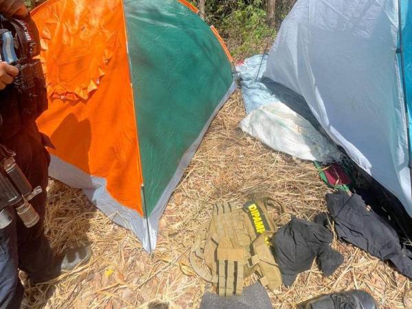 La Dirección Policial de Investigaciones (DPI) localizó un campamento de la Pandilla Barrio 18 en un sector montañoso de la sierra de El Merendón en Choloma, Cortés, zona norte de Honduras. Este hallazgo se produjo durante la investigación de un secuestro en la zona, lo que desencadenó una operación conjunta entre varias unidades de la Policía Nacional.