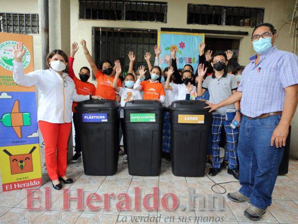 Mariel Rivera, directora ejecutiva de Fundación Terra junto al comité ecológico del CEB Francisco Morazán y su director Marco Antonio Sarmiento.