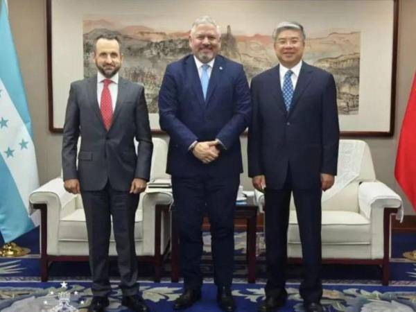 El canciller Eduardo Enrique Reina junto al ministro de la Presidencia, Rodolfo Pastor, y el subdirector de la Agencia de Cooperación de China, Tang Wenhong.