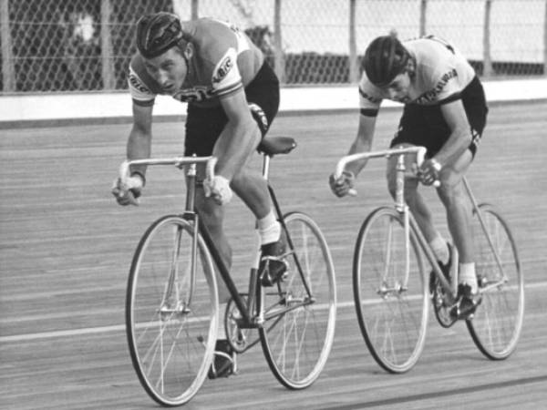 En esta foto del 28 de octubre de 1967, el estelar ciclista francés Jacques Anquetil, izquierda, encabeza a contrarreloj ante el campeón italiano Felice Gimondi en el Velódromo de Roma. Gimondi falleció en Giardini Naxos, Sicilia, el viernes, 16 de agosto del 2019. (AP Foto/Claudio Luffoli)