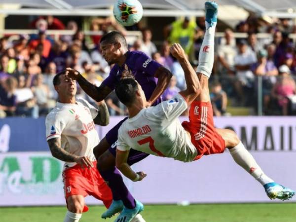 Cristiano Ronaldo haciendo una acrobacia ante la Fiorentina. (AFP)