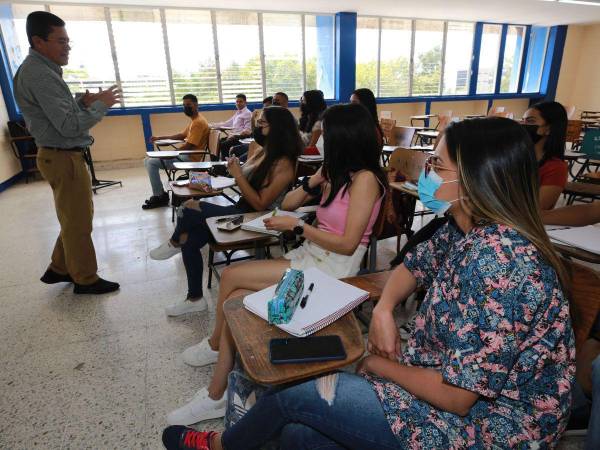 Miles de universitarios no pueden ser becados en Honduras.