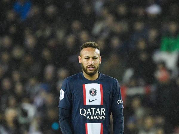 Neymar es criticado en Brasil, pero ya entrena en PSG.