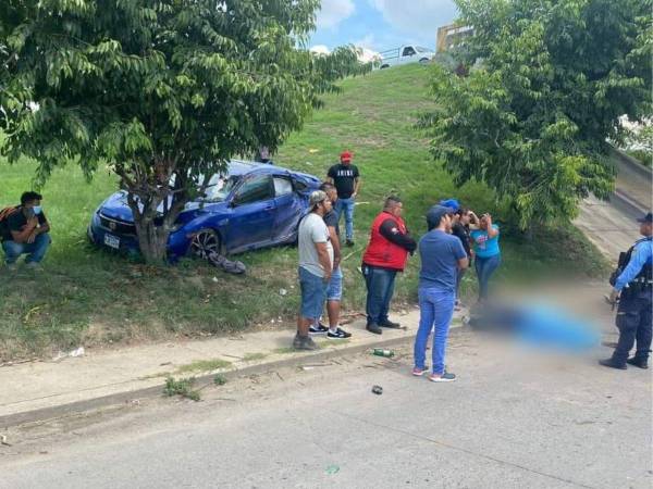 Hasta el lugar de los hechos llegaron familiares del ahora occiso y fueron los que lo identificaron mientras exigían respuestas a las autoridades.