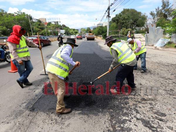 En varios puntos de la capital se realizan estos trabajos de bacheo.