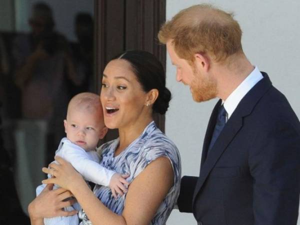 En esta foto del 25 de septiembre de 2019, el príncipe Enrique de Gran Bretaña y su esposa Meghan, duquesa de Sussex, con su hijo Archie en brazos, se reúnen con el arzobispo anglicano emérito Desmond Tutu y su esposa Leah en Cape Town, Suráfrica. Foto: AP