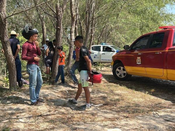 Hasta el lugar llegaron miembros del Cuerpo de Bomberos para poder rescatar a la menor.