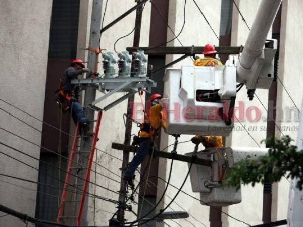 Manitoba Hydro International debe entregar cada mes un informe a varias instituciones públicas y privadas que conforman el comité técnico que evalúa el cumplimiento de los compromisos que EEH suscribió en el contrato como operador-inversionista del sistema de distribución de la estatal eléctrica.