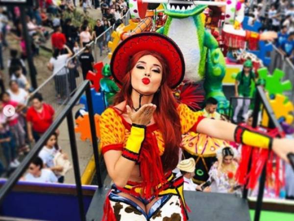 La bella modelo hondureña, ganadora del Miss Honduras Universo 2016 y actual presentadora del programa Fútbol a Fondo, Olga Sirey Morán, se convirtió en la bella vaquerita Jessie de la cinta Toy Story durante el desfile de carrozas en la Feria Juniana 2019.