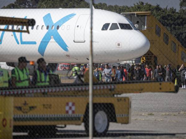 Cientos de migrantes llegan deportados a la Fuerza Aérea de Guatemala desde Estados Unidos este viernes, en Ciudad de Guatemala.