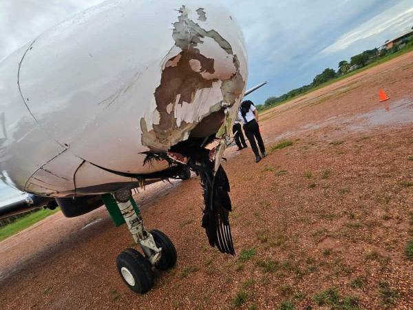 El piloto tuvo que aterrizar de emergencia en la pista de tierra.