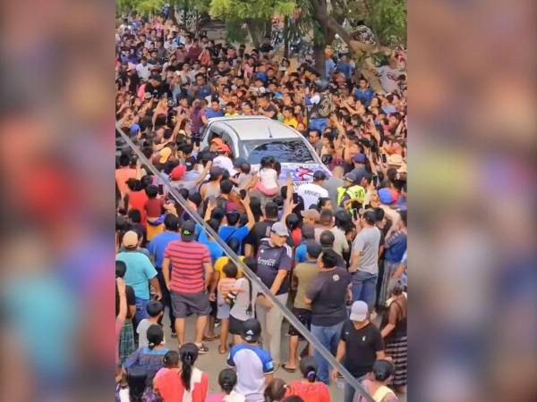 Cientos de personas fueron parte del funeral del influencer Jorge Sebastián Pop Chocoj, mejor conocido como Farruko Pop. A continuación las imágenes de sus honras fúnebres.