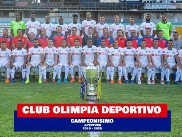 Los jugadores, cuerpo técnico y directivos del León posaron sonrientes como campeonísimos. (Foto: Cortesía Club Olimpia Deportivo)