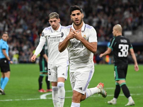 Marco Asensio, celebra después de marcar el cuarto gol de su equipo durante la primera ronda de la Liga de Campeones de la UEFA