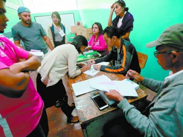 Abiente de las elecciones gerenerales 2017 donde el partido nacional gano la presidencia de la republica con su candidato juan orlando hernadez