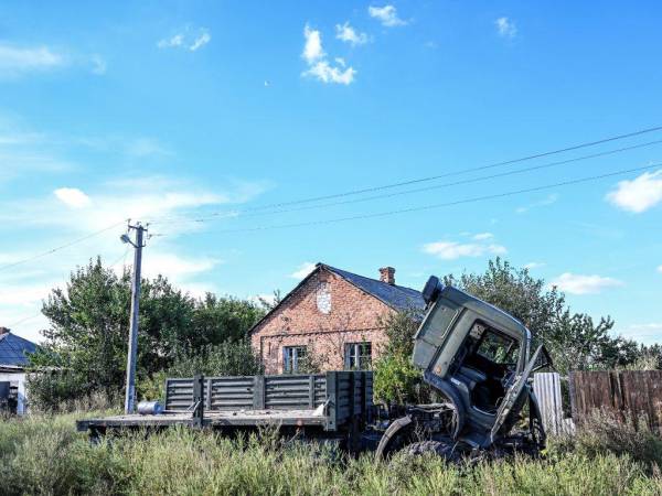 “Fue aterrador, hubo bombardeos y explosiones por todas partes”, explica Anatoly Vasiliev, un vecino de 61 años, sobre los combates que ocurrieron en la localidad de Grakové, al noreste de Ucrania.