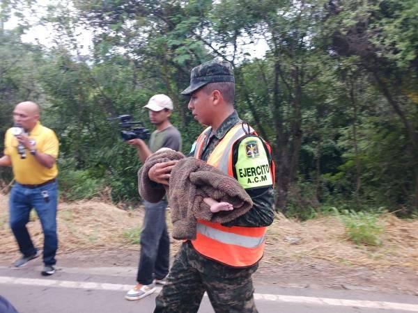 Al menos 12 personas ya fueron confirmadas muertas, entre ellas varios bebés, en el accidente ocurrido en la carretera a Olancho que además deja decenas de personas heridas, algunos de gravedad, que tuvieron que ser trasladados hasta la capital.