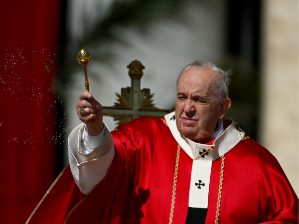 Papa Francisco celebrando en la Plaza San Pedro la misa de Ramos.