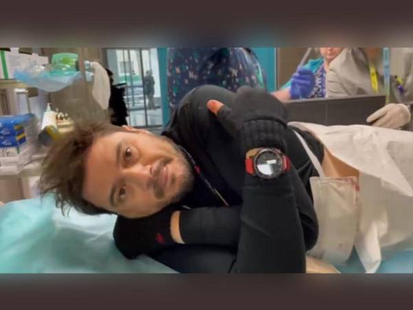 El reportero estadounidense Juan Arredondo mientras recibe atención médica en el hospital infantil de Okhmatdyt.