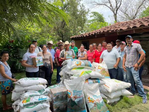 Entrega del Bono Tecnológico Productivo, en la zona sur, El Cacao, ubicado en el municipio de Concepción de María. Cientos de pequeños productores se avocaron a la distribución, que se ejecutó de manera ordenada para contribuir a la seguridad alimentaria del país.