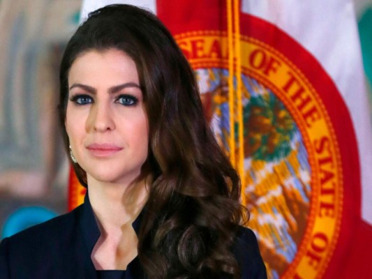 En imagen de archivo del miércoles 9 de enero de 2019, la primera dama de Florida, Casey DeSantis, en un evento en Miami. (AP Foto/Wilfredo Lee, archivo).