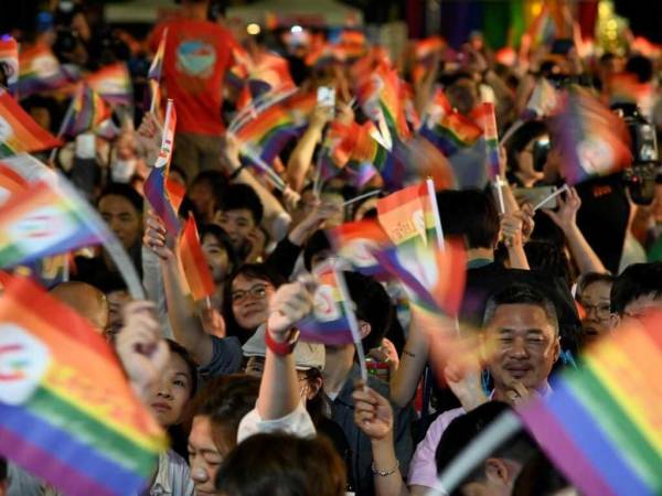 Para los activistas LGBT esto es discriminatorio y a menudo obliga a estas parejas a vivir su relación a distancia, más aún durante la pandemia.