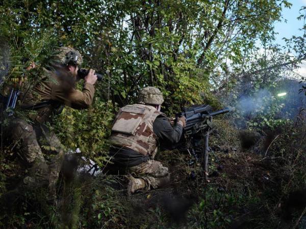 Un soldado del 5º Regimiento de Infantería de Asalto de Ucrania dispara un lanzagranadas automático MK-19 de fabricación estadounidense hacia posiciones rusas a menos de 800 metros de distancia en una línea del frente cerca de Toretsk en la región de Donetsk el 12 de octubre de 2022.