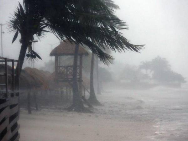 Fotografía del oleaje y fuertes vientos en Cancún, México.