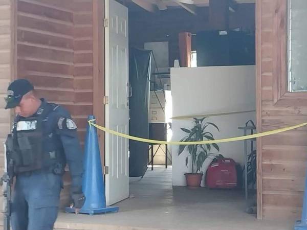 Agentes policiales inspeccionaron la oficina en donde ocurrió el crimen que ha estremecido a La Unión, Olancho.