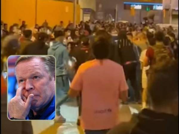 Ronald Koeman, entrenador el Barcelona, fue acosado por los aficionados.