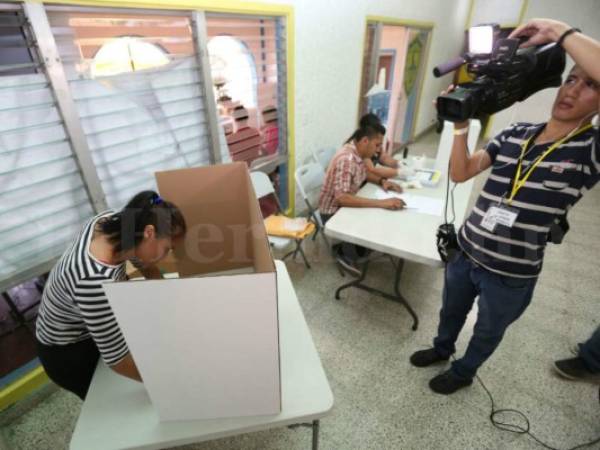 Yulissa Amador Cálix fue la primera votante en la jornada donde se espera la participación de al menos unas 20,000 personas. Foto: Mario Urrutia / El Heraldo.