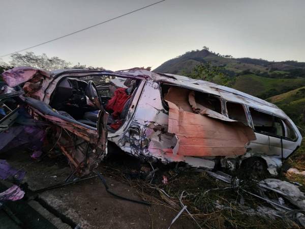 El bus quedó completamente destruido.