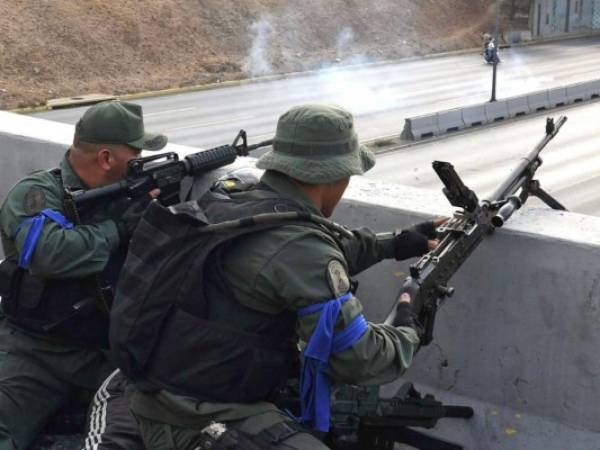 La lealtad de los soldados al líder opositor venezolano y al autoproclamado presidente Juan Guaidó se posiciona frente a la base de La Carlota en Caracas el 29 de abril de 2019.