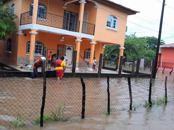 Intensas lluvias inundan Costa de los Amates: casas y calles bajo el agua