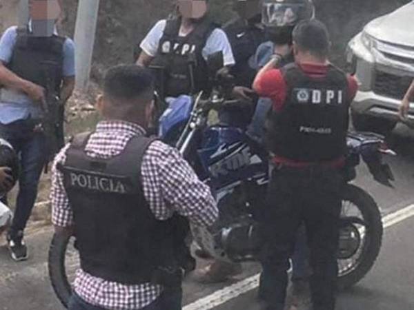 Momento en que agentes de la Policía Nacional y DPI interceptaron al sospechoso.