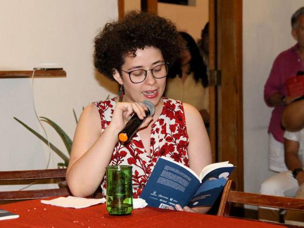 La poeta hondureña Valeria Cobos dio inicio a la lectura femenina en la terraza del Hotel Guancascos de Gracias, Lempira.