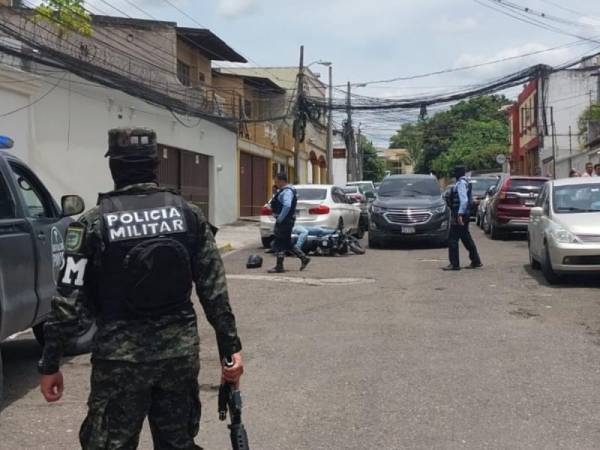 El motociclista quedó tendido sobre su medio de transporte de dos ruedas, luego de ser arrollado por el conductor del automóvil.