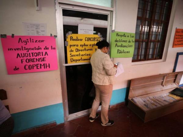 ”Agilizar investigación de la auditoría forense de Copemh” y “realizar concursos para directores y secretarios departamentales” eran algunos de los mensajes en las pancartas pegadas en la Departamental de Educación.