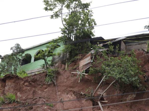 Un deslizamiento de tierra se registró en la colonia Villa Nueva, al oriente de la capital, provocando que varias rocas llegaran hasta la carretera.