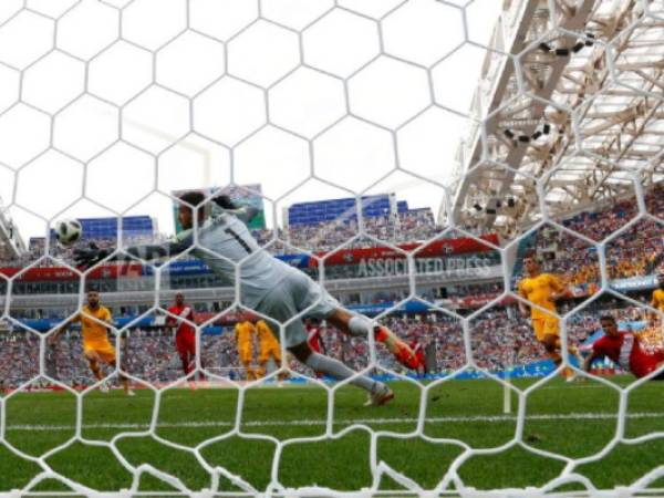 El peruano Paolo Guerrero anota el segundo gol de su equipo durante el partido del grupo C entre Australia y Perú, en la Copa Mundial de fútbol 2018 en el Estadio Fisht en Sochi, Rusia, el martes 26 de junio de 2018.