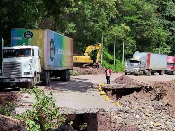 Fallas en la carretera entre La Entrada y Santa Rosa, Copán, a punto de incomunicar al occidente.