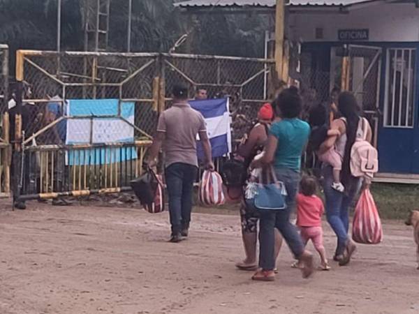 Mujeres con sus hijos en brazos ingresaban a la finca para ejecutar la invasión.