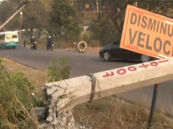 En la zona se formó tránsito lento debido a que el poste quedó tirado hacia uno de los carriles.