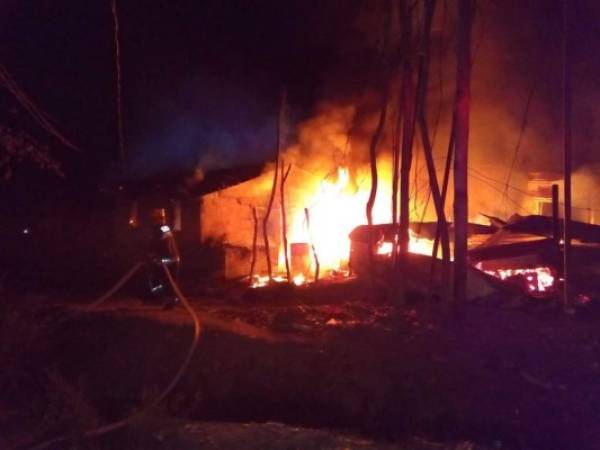 Las viviendas fueron reducidas por cenizas tras el voraz incendio. Fotos cortesía Twitter