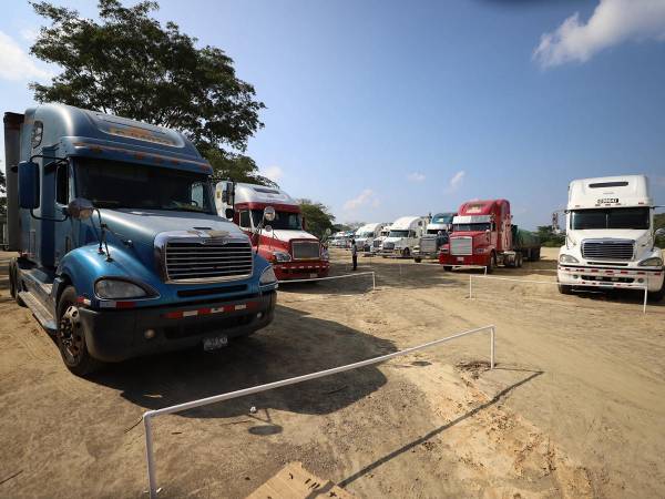 Todo el equipo pesado que pase por Guasaule debe ingresar a este estacionamiento, ubicada a menos de un kilómetro de la Aduana.