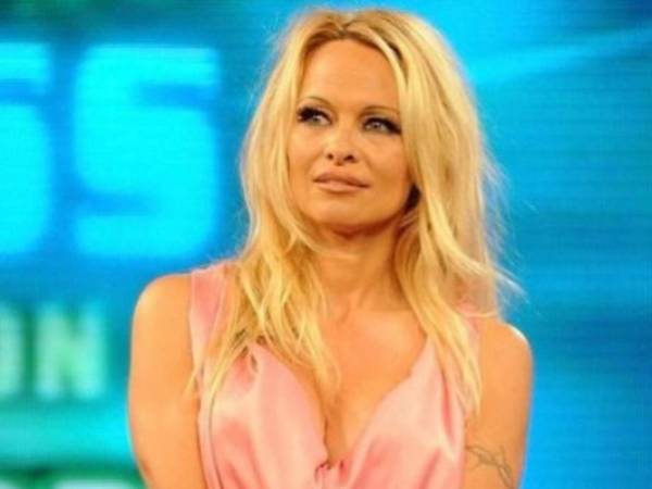 Pamela Anderson abandonó la gala caritativa destinada a reunir fondos para jóvenes en problemas. Foto: AFP