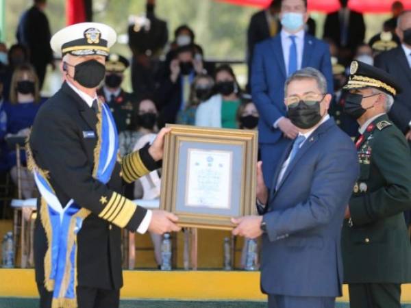 Momento en que el presidente Hernández le entregaba el reconocimiento a Craig Faller.