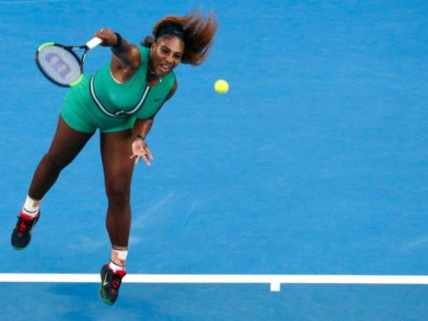 En esta foto del 21 de enero de 2019, Serena Williams saca ante Simona Halep en la cuarta ronda del Abierto de Australia. (AP Foto/Mark Schiefelbein, archivo)